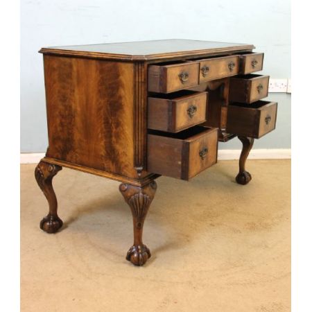 Antiker britischer Nussbaum Schreibtisch ca 1920