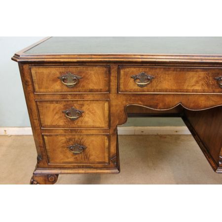 Antiker britischer Nussbaum Schreibtisch ca 1920