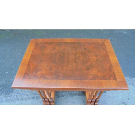 Antike britische Nussbaum Beistelltische ca 1920  Nest of tables 