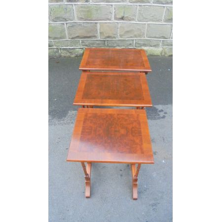 Antike britische Nussbaum Beistelltische ca 1920  Nest of tables 