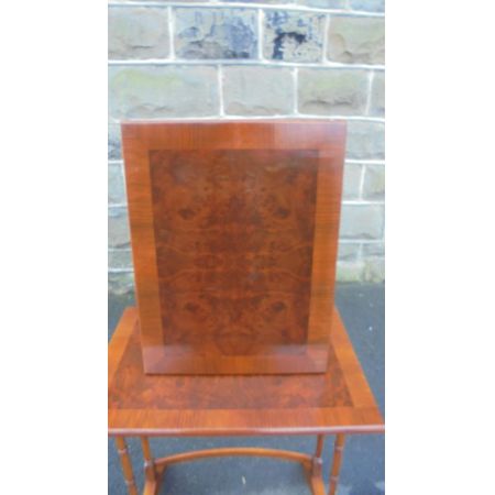 Antike britische Nussbaum Beistelltische ca 1920  Nest of tables 