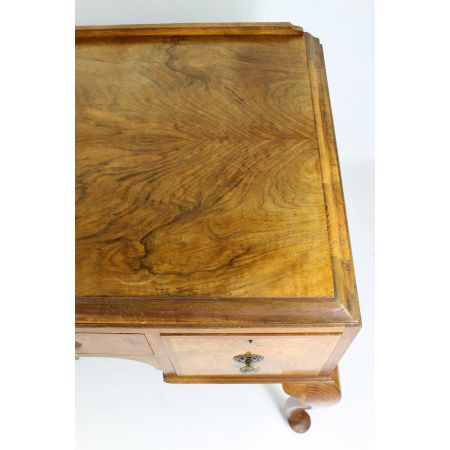 Antiker britischer Nussbaum Schreibtisch ca 1920
