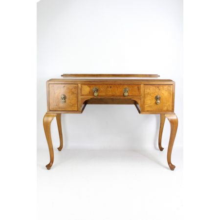 Antiker britischer Nussbaum Schreibtisch ca 1920