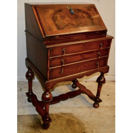 Antiker britischer Nussbaum Sekretär Ladies Desk ca 1870