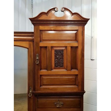 Antiker britischer Art Nouveau Kleiderschrank Nussbaum 1890