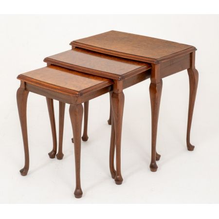 Antike britische Nussbaum Beistelltische ca 1920