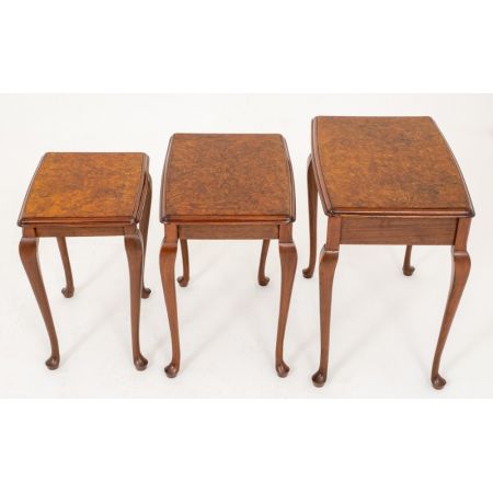 Antike britische Nussbaum Beistelltische ca 1920