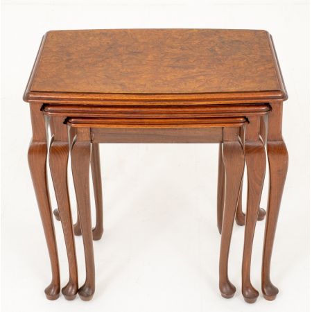 Antike britische Nussbaum Beistelltische ca 1920