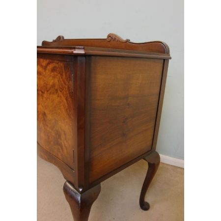 Antikes britisches Nussbaum Sideboard ca 1930