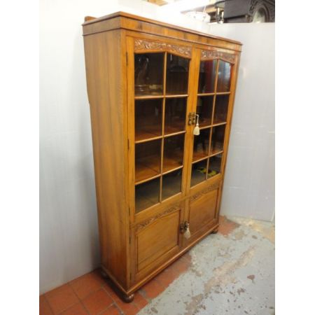 Antiker britischer Nussbaum Bücherschrank ca 1930