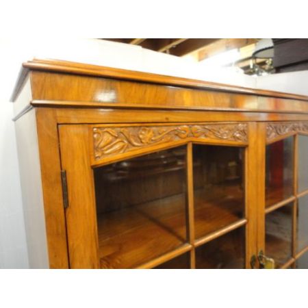 Antiker britischer Nussbaum Bücherschrank ca 1930