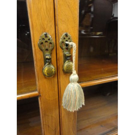 Antiker britischer Nussbaum Bücherschrank ca 1930