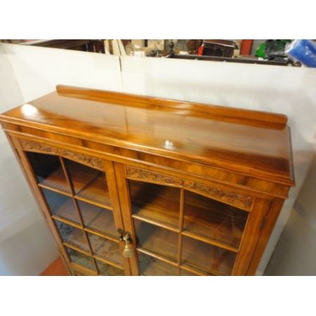 Antiker britischer Nussbaum Bücherschrank ca 1930