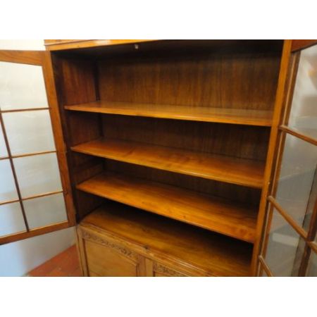 Antiker britischer Nussbaum Bücherschrank ca 1930