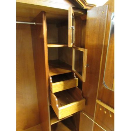 Antiker britischer Nussbaum Kleiderschrank ca 1920