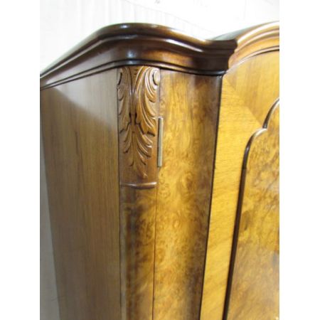 Antiker britischer Nussbaum Kleiderschrank ca 1920