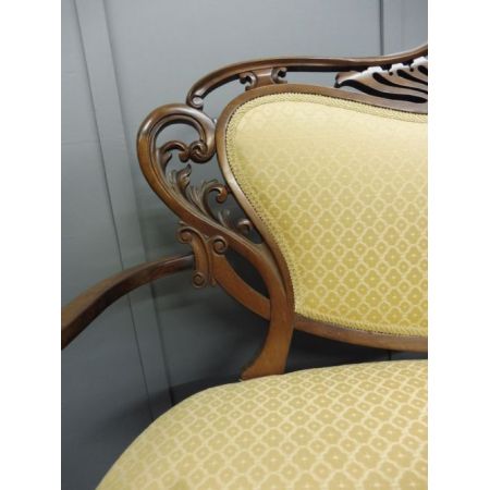 Viktorianisches antikes Nussbaum Stoffsofa britisch ca 1890