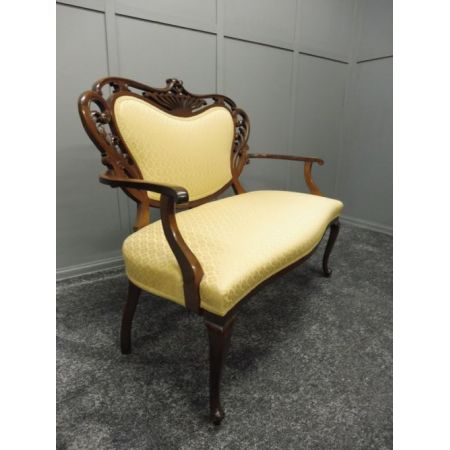 Viktorianisches antikes Nussbaum Stoffsofa britisch ca 1890