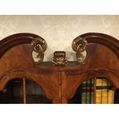 Antiker britischer Nussbaum Bücherschrank ca 1920