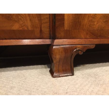 Antiker britischer Nussbaum Bücherschrank ca 1920