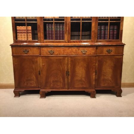 Antiker britischer Nussbaum Bücherschrank ca 1920