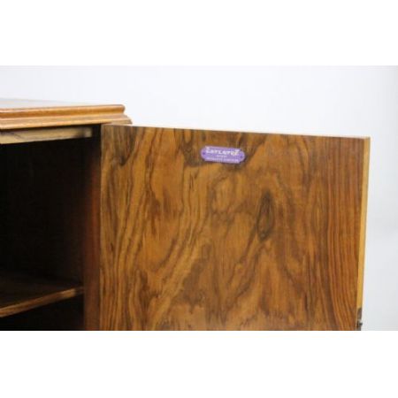 Antiker englischer Art Deco Nussbaum Schrank Beistelltisch ca 1930