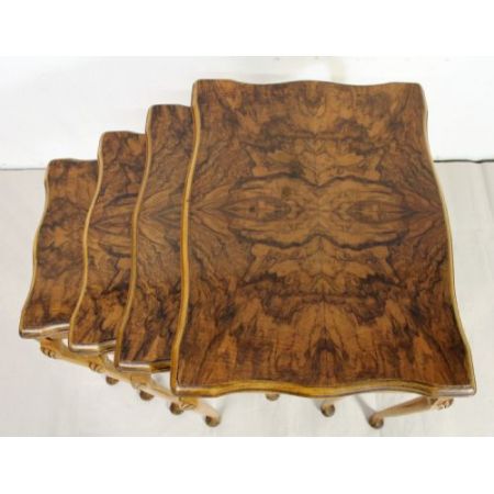 Antike britische Nussbaum Beistelltische ca 1920