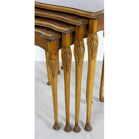 Antike britische Nussbaum Beistelltische ca 1920