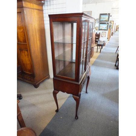 Antike britische Nussbaum Vitrine ca 1930