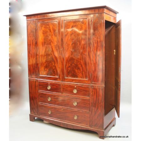 Antiker britischer Mahagoni Kleiderschrank ca 1800