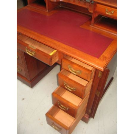 Antiker britischer Nussbaum Schreibtisch ca 1890