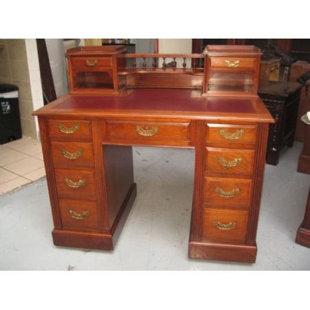 Antiker britischer Nussbaum Schreibtisch ca 1890