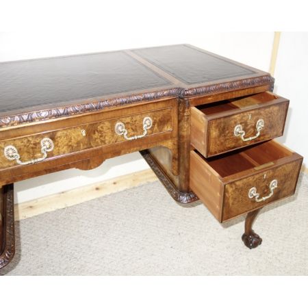 Antiker Nussbaum Schreibtisch britisch ca 1920