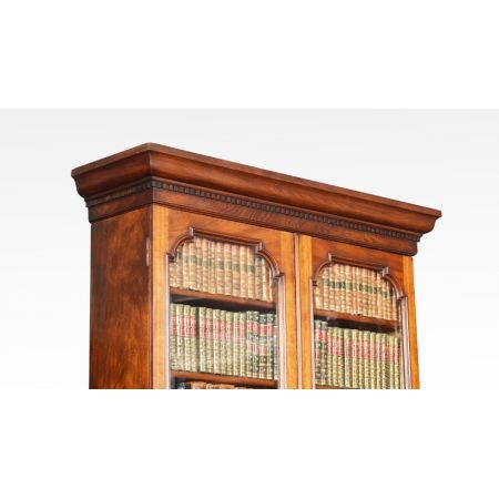 Antiker britischer Nussbaum Bücherschrank ca 19 Jh