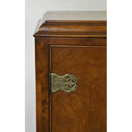 Antiker britischer Nussbaum Cocktailschrank ca 1920