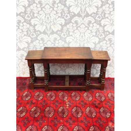 Antike britische Eichen Beistelltische Nest of Tables ca 1920