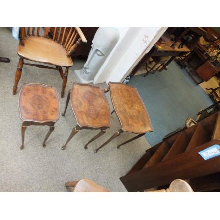 Antike britische Nussbaum Beistelltische Nest of Tables ca 1930