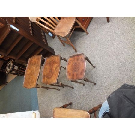 Antike britische Nussbaum Beistelltische Nest of Tables ca 1930