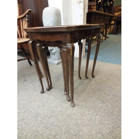 Antike britische Nussbaum Beistelltische Nest of Tables ca 1930