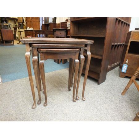 Antike britische Nussbaum Beistelltische Nest of Tables ca 1930