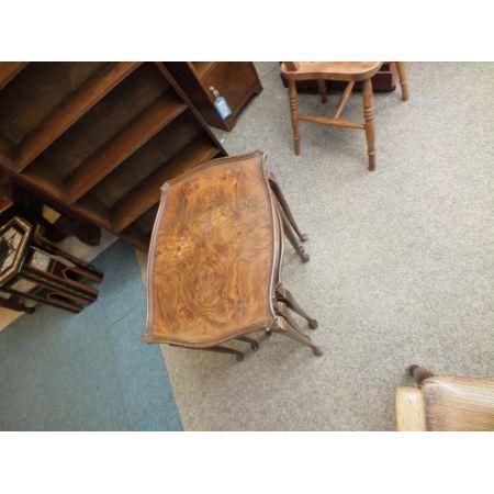 Antike britische Nussbaum Beistelltische Nest of Tables ca 1930