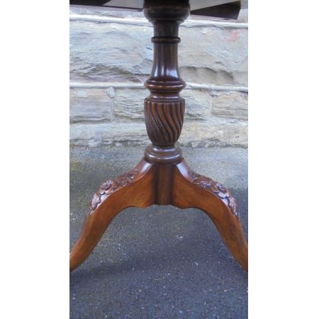 Antiker englischer Nussbaum Beistelltisch ca 1910