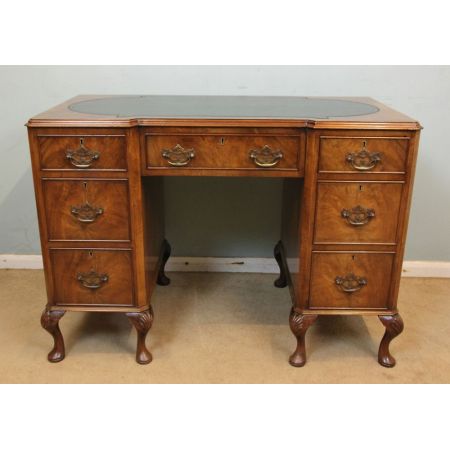 Antiker britischer Nussbaum Schreibtisch ca 1920