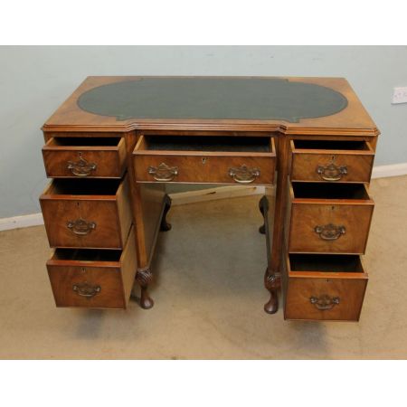 Antiker britischer Nussbaum Schreibtisch ca 1920