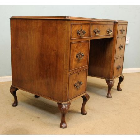 Antiker britischer Nussbaum Schreibtisch ca 1920