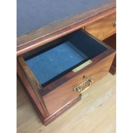 Antiker britischer Nussbaum Schreibtisch ca 1860