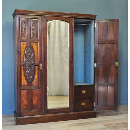 Viktorianischer Nussbaum Kleiderschrank antik ca 1870