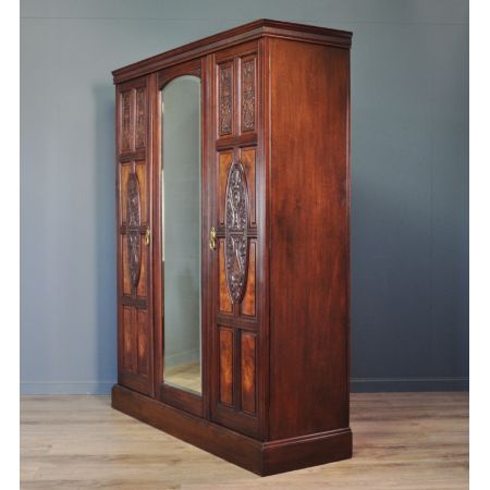 Viktorianischer Nussbaum Kleiderschrank antik ca 1870