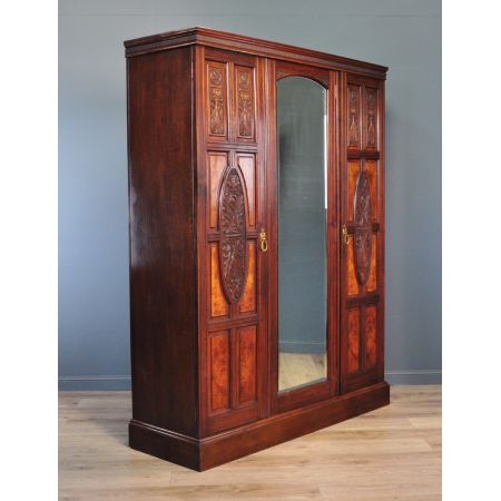 Viktorianischer Nussbaum Kleiderschrank antik ca 1870