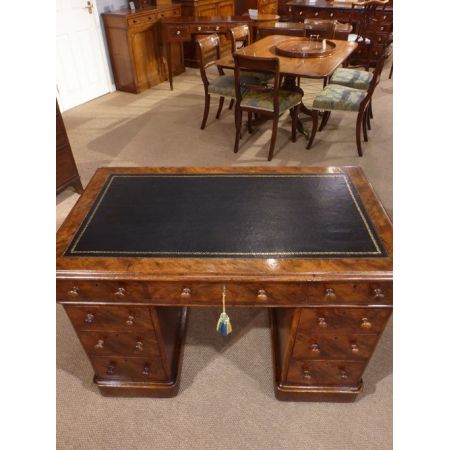 Antiker Nussbaum Säulenschreibtisch ca 1840